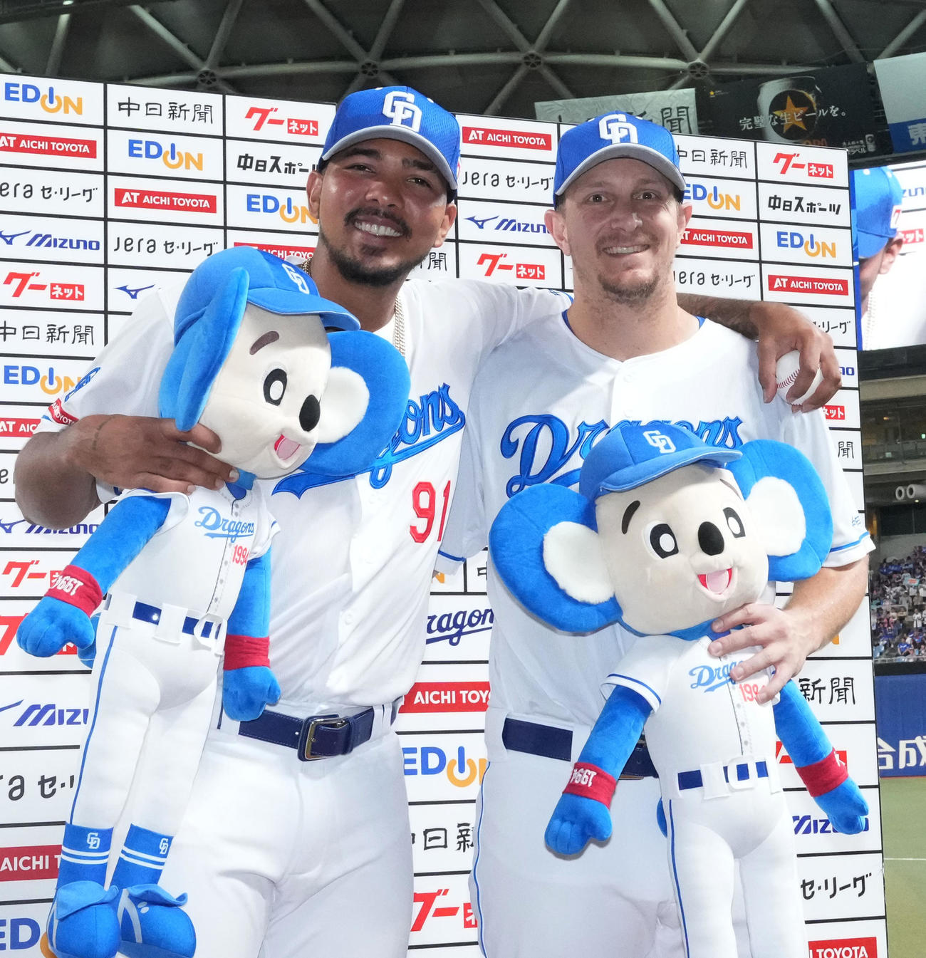 中日対ヤクルト　ヒーローインタビューを終えポーズを決める（左から）メヒアとディカーソン（撮影・森本幸一）