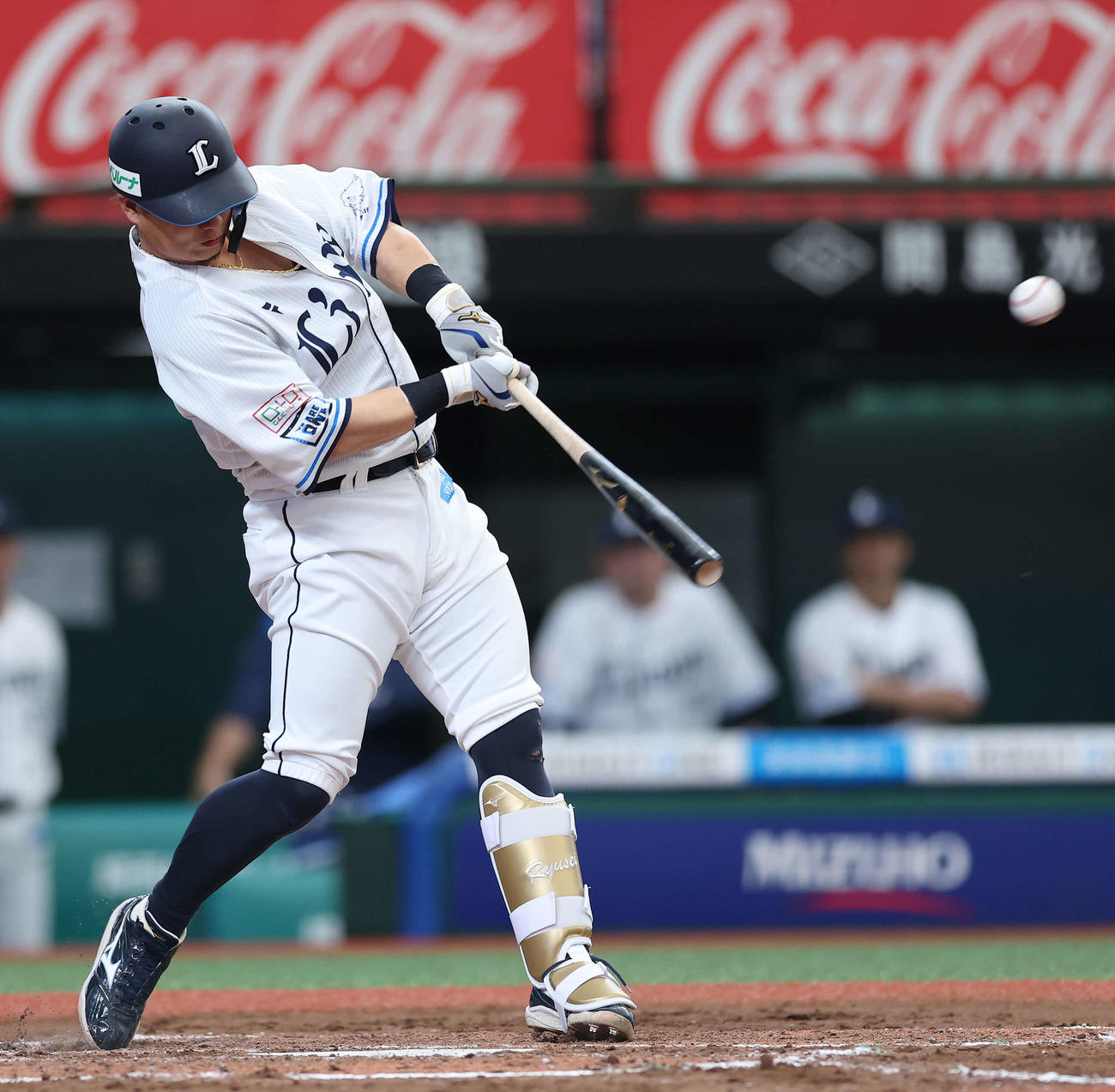 西武対オリックス　7回裏西武無死満塁、中犠飛を放つ佐藤龍（撮影・河田真司）