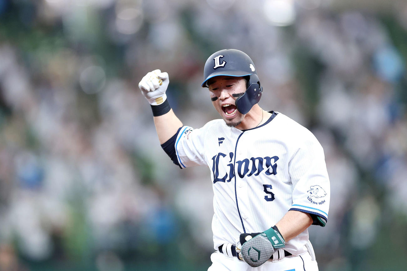 西武対オリックス　7回裏西武2死満塁、左前逆転2点適時打を放ちガッツポーズする外崎（撮影・河田真司）