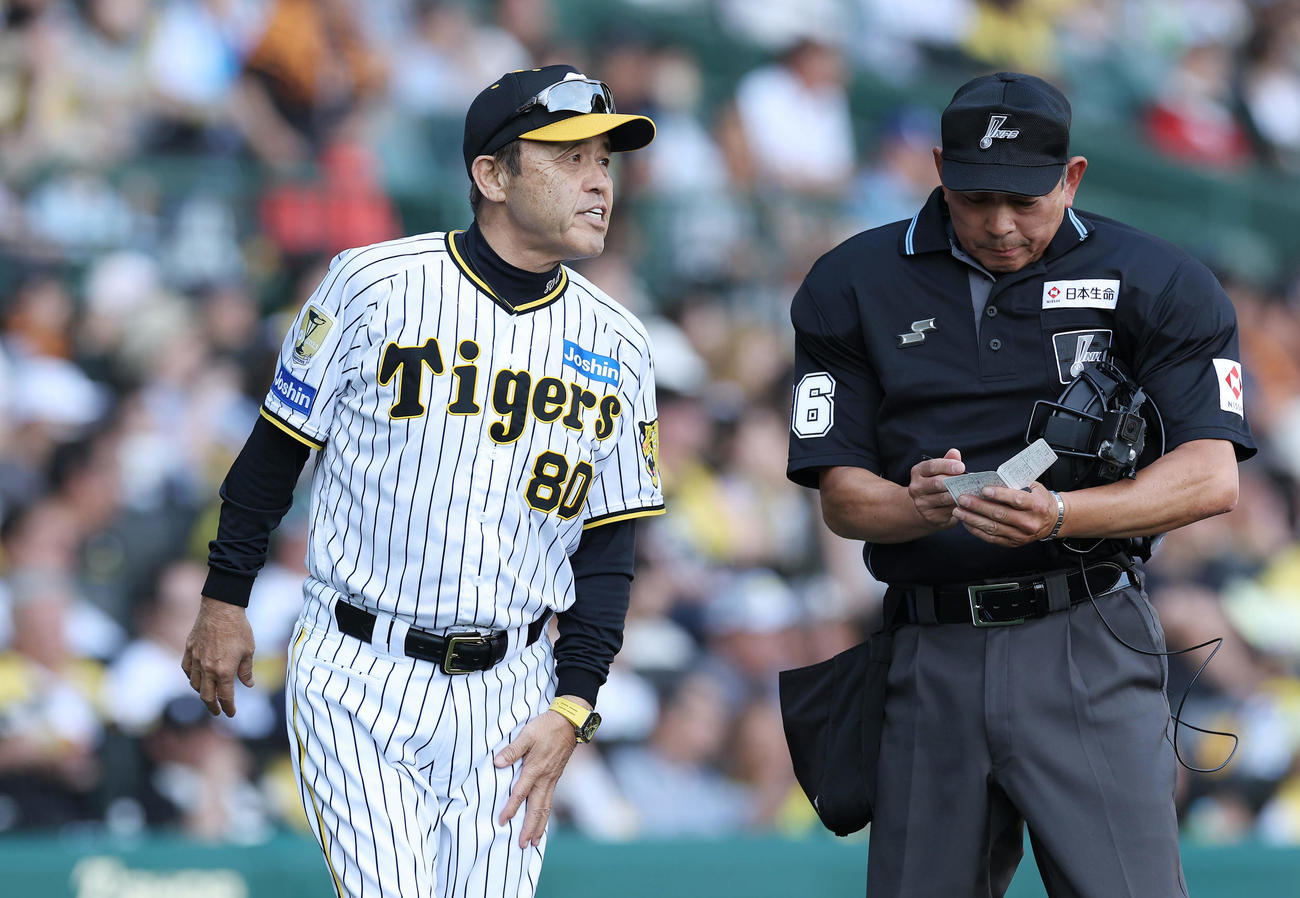 阪神対巨人　6回を終え選手交代を告げる阪神岡田監督（撮影・前田充）