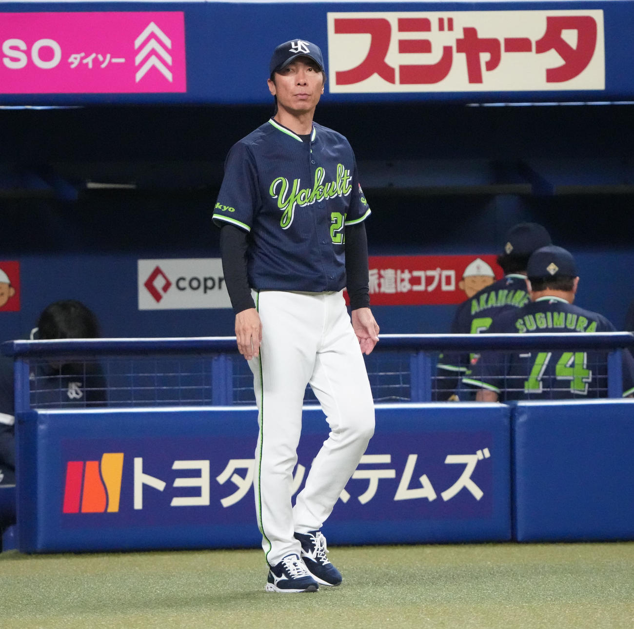 中日対ヤクルト　8回表終了、選手交代を告げる高津監督（撮影・森本幸一）