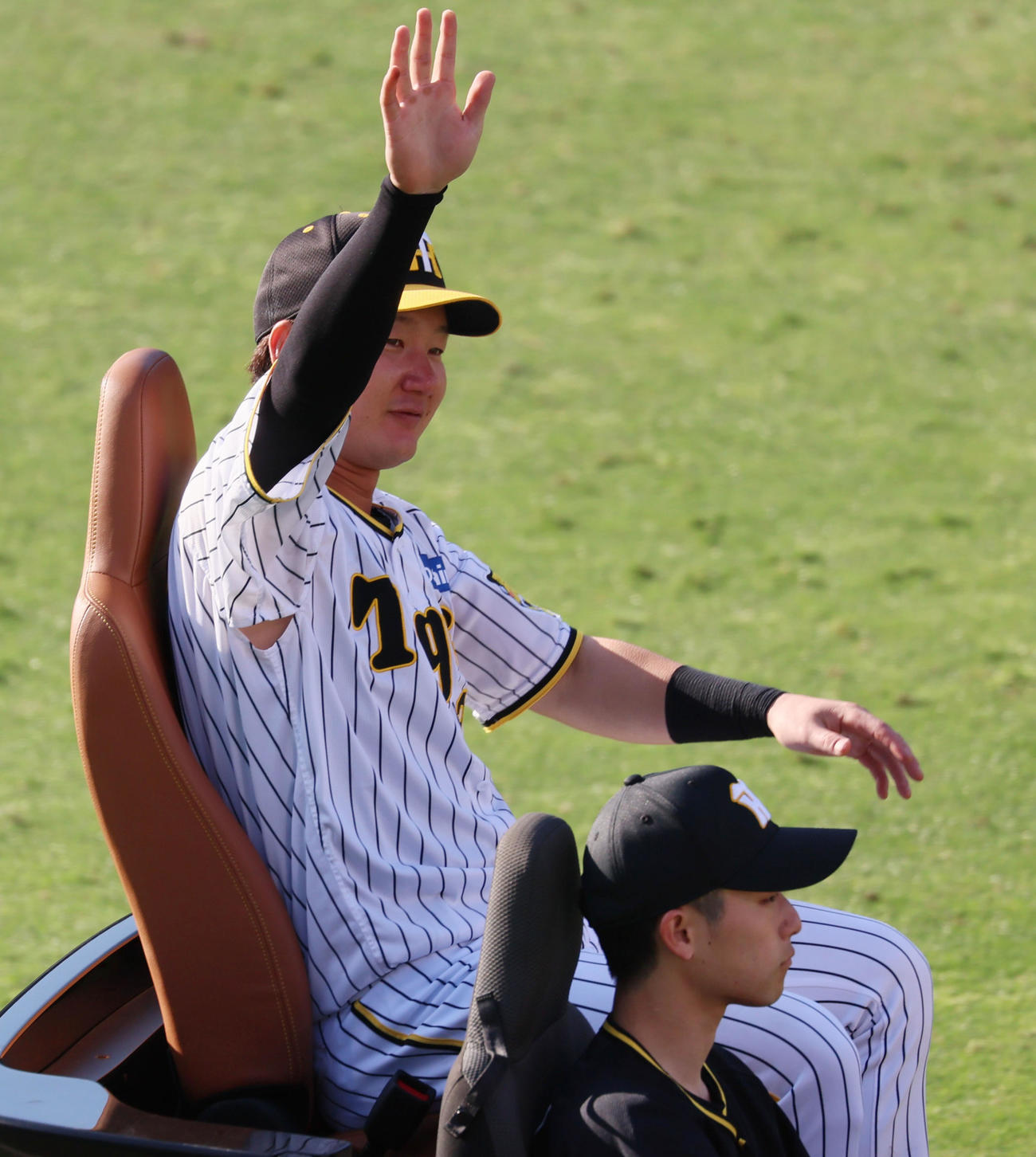 阪神対巨人　巨人に勝利しリリーフカーで場内1周する渡辺諒（撮影・加藤哉）