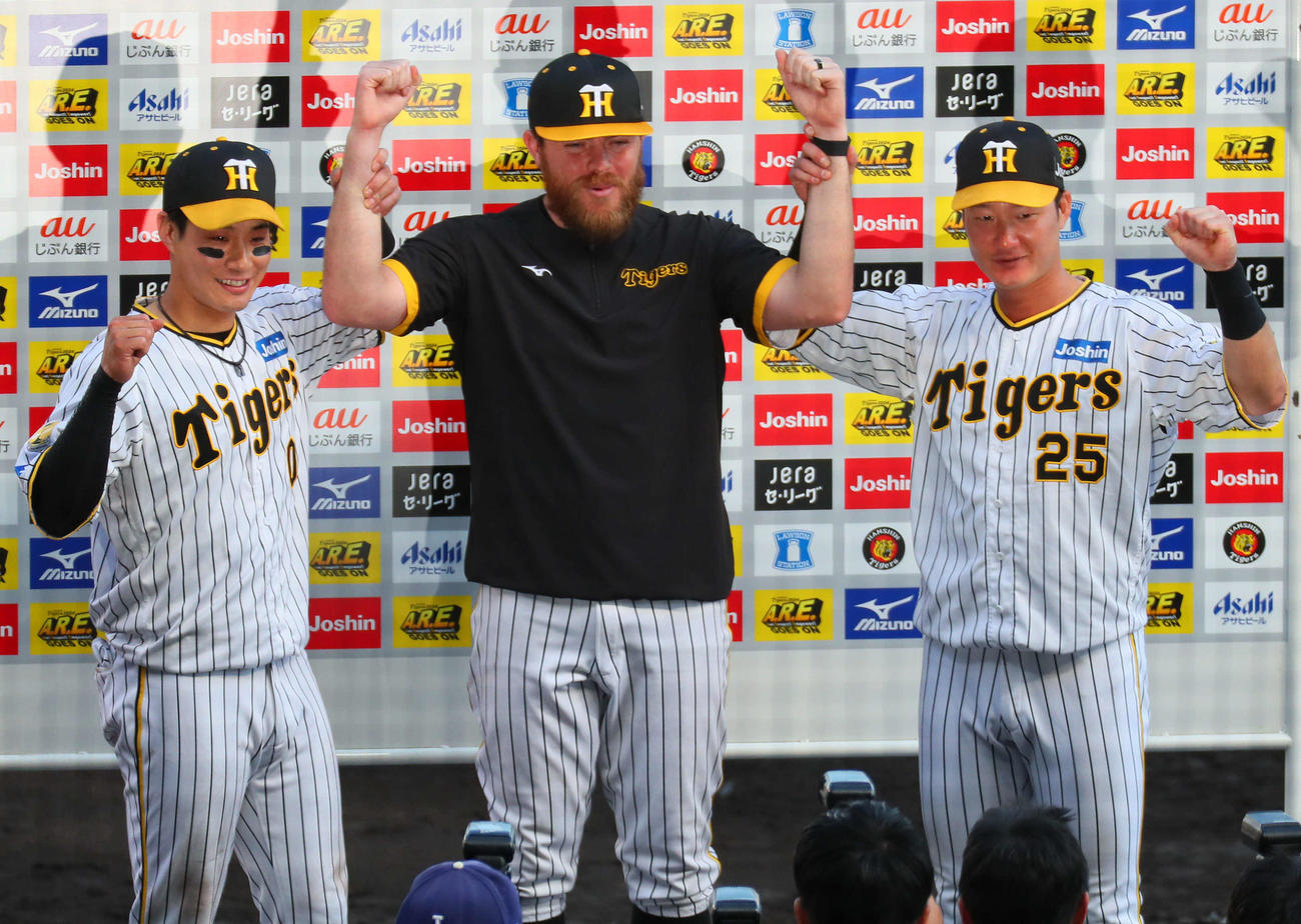阪神対巨人　お立ち台でガッツポーズする、左から木浪、ビーズリー、渡辺（撮影・宮崎幸一）