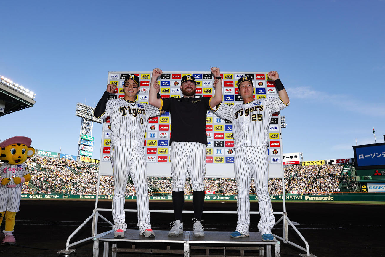 阪神対巨人　ヒーローインタビューを終え笑顔でガッツポーズする、左から阪神木浪、ビーズリー、渡辺（撮影・前田充）