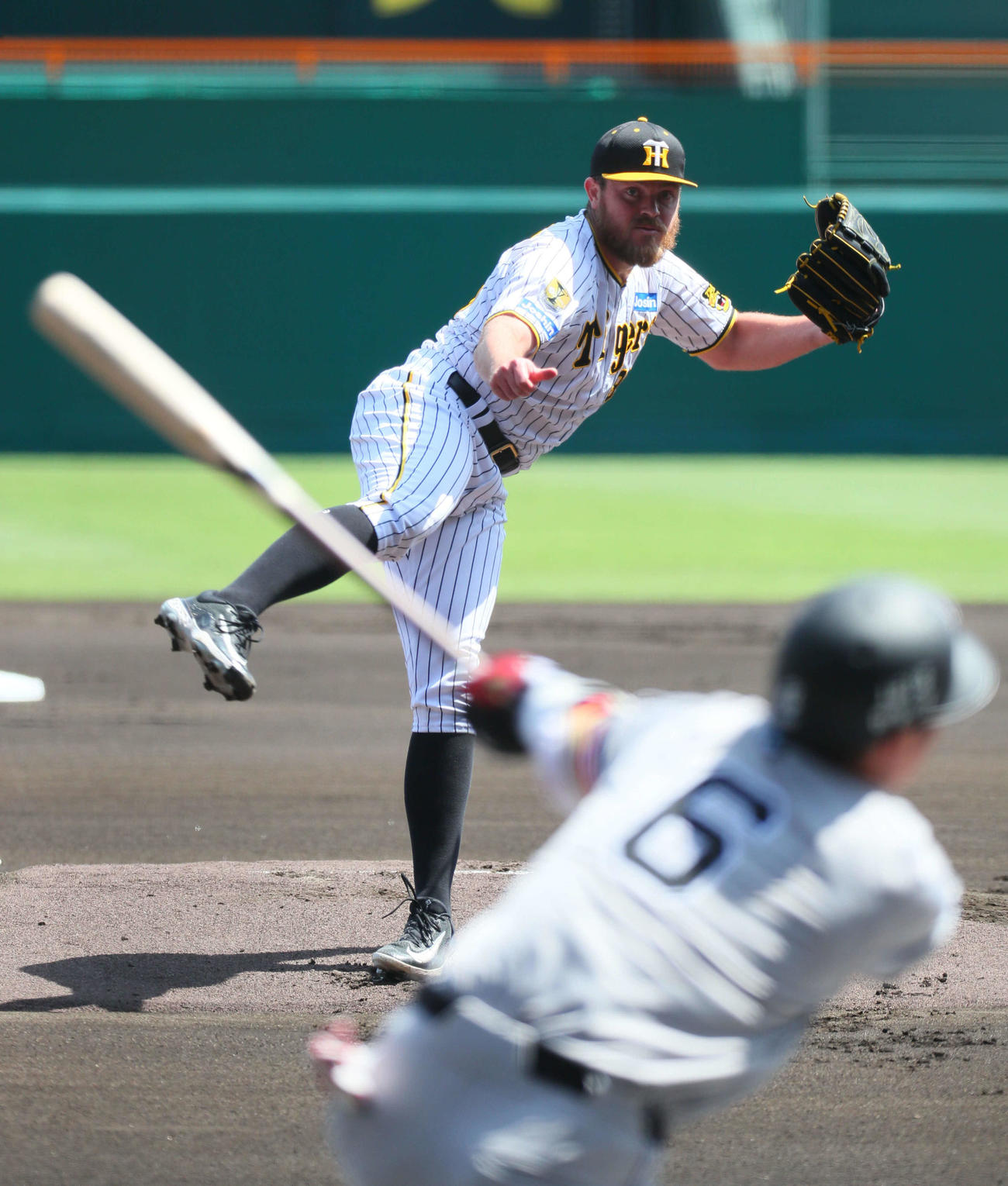 阪神対巨人　1回表巨人無死一塁、阪神先発のビーズリーは坂本を空振り三振に仕留める（撮影・宮崎幸一）