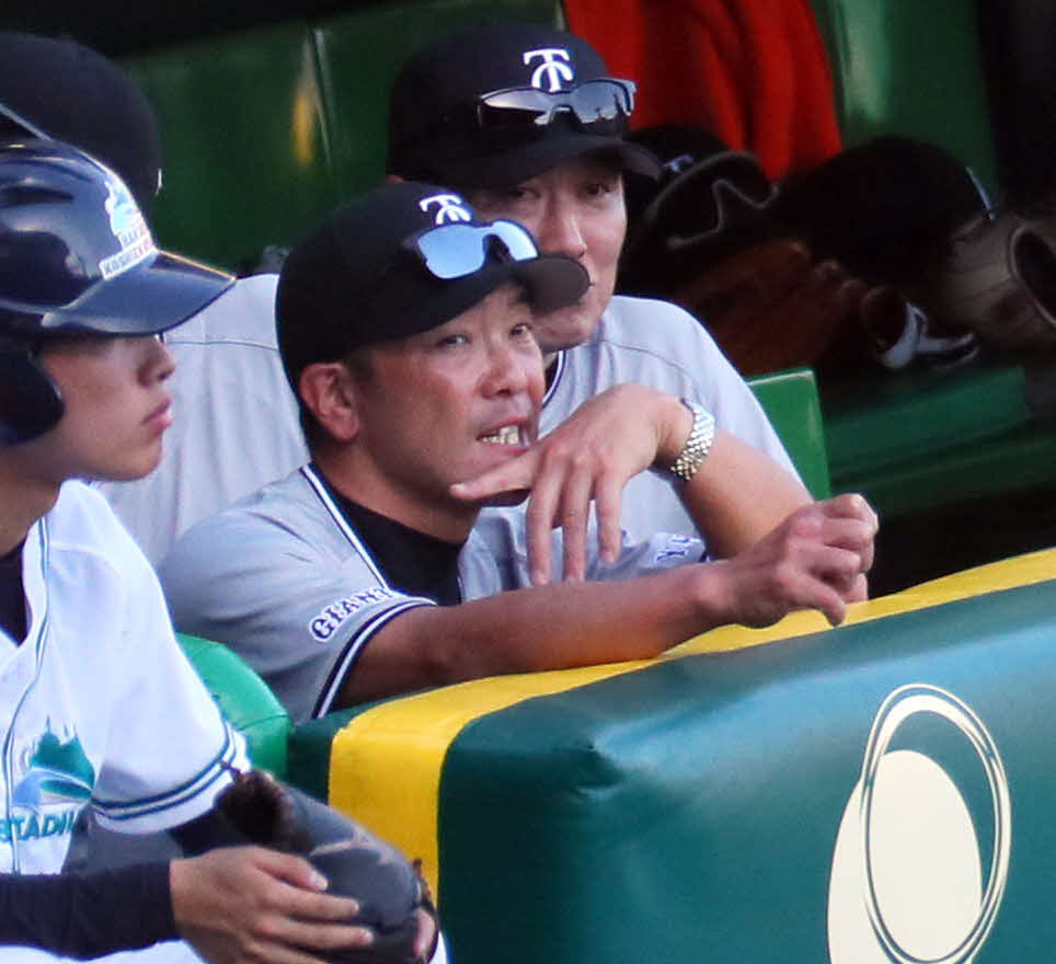 阪神対巨人　9回表巨人2死一塁、厳しい表情の阿部監督（左）（撮影・宮崎幸一）