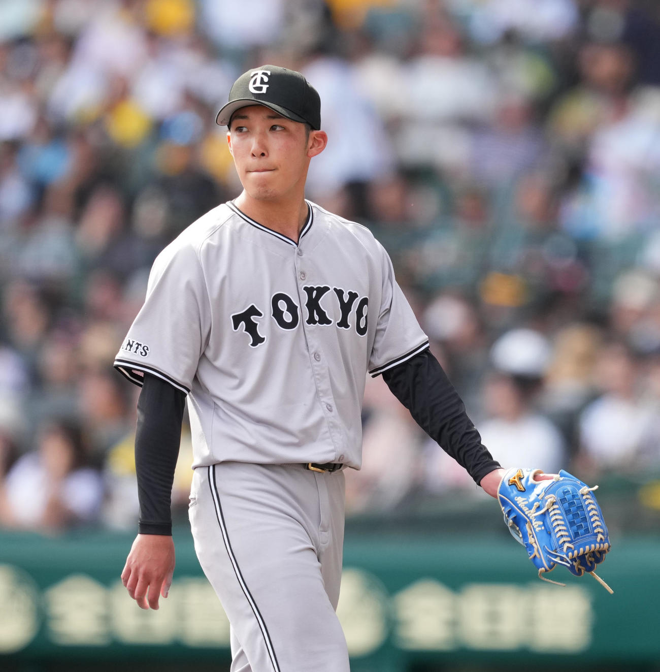 阪神対巨人　4回の投球を終え、降板する巨人赤星（撮影・菅敏）