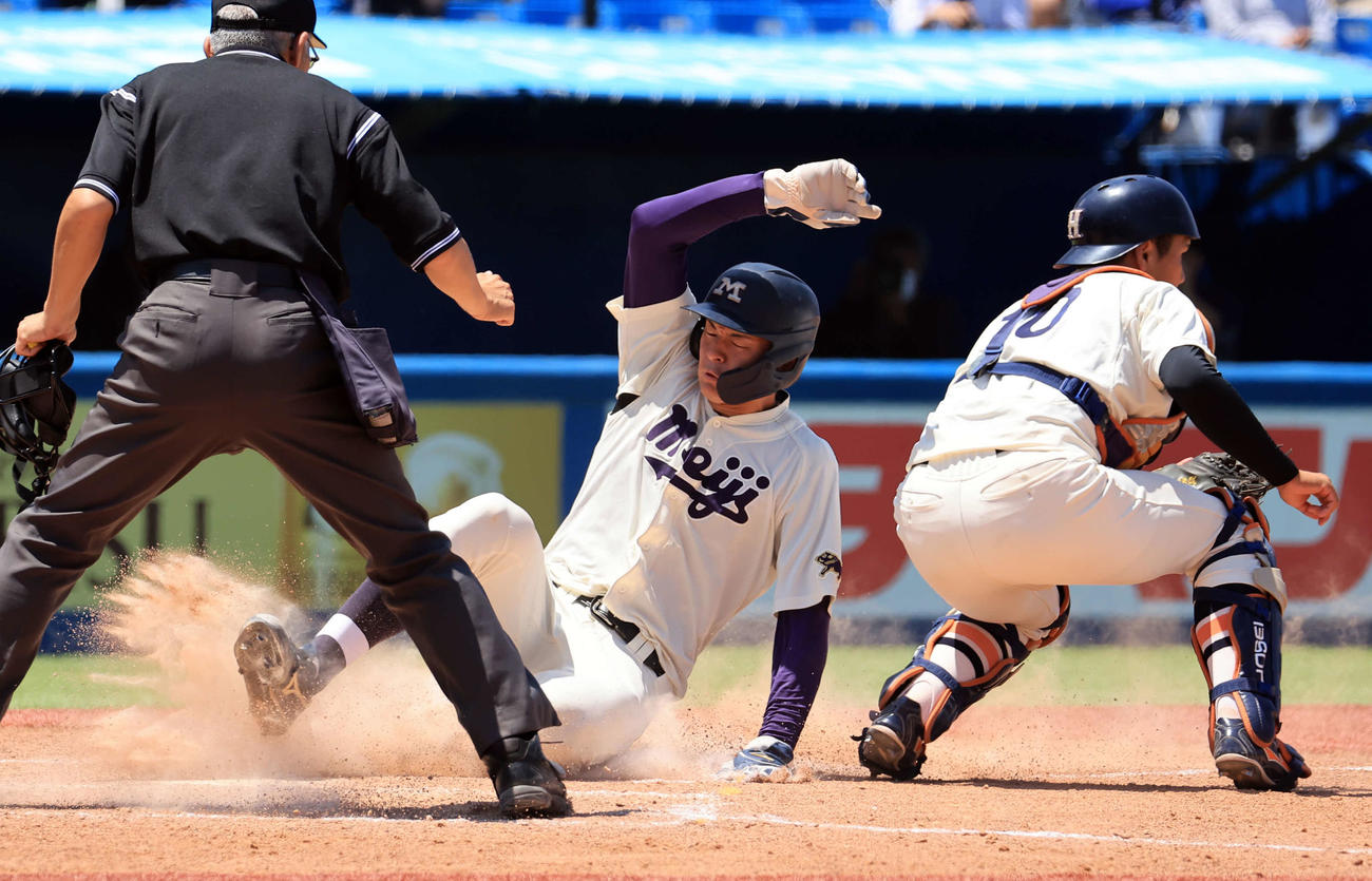 法大対明大　5回裏明大1死一、三塁、小島河の中犠飛で生還する高須（中央）（撮影・浅見桂子）