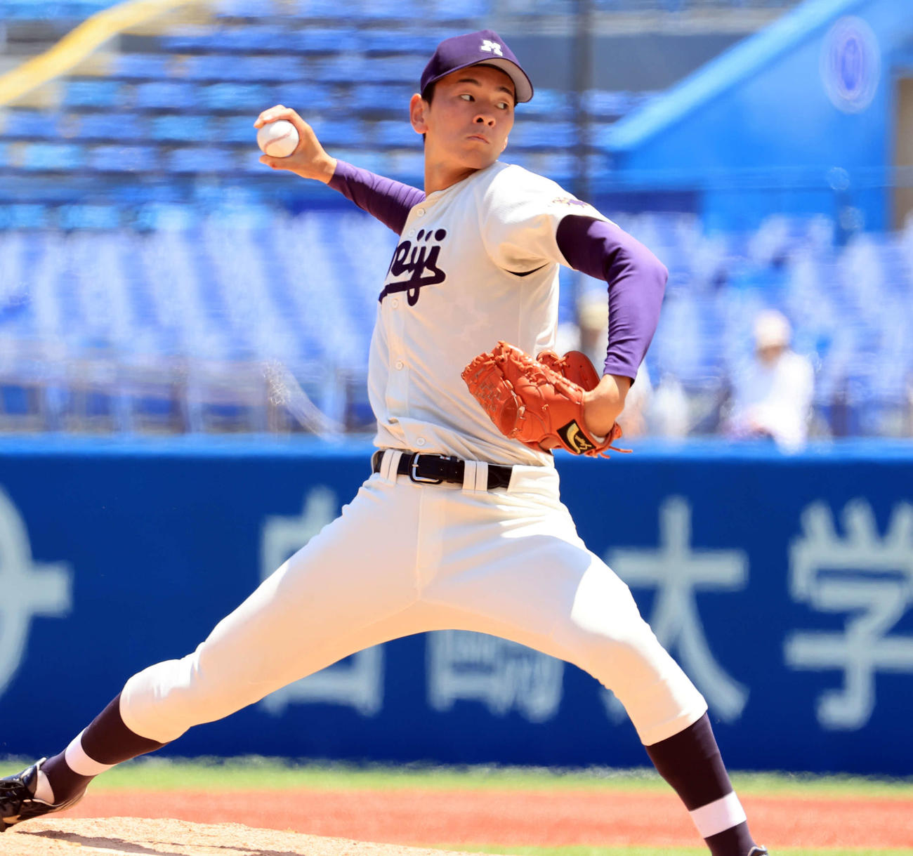 法大対明大　力投する明大先発の高須（撮影・浅見桂子）