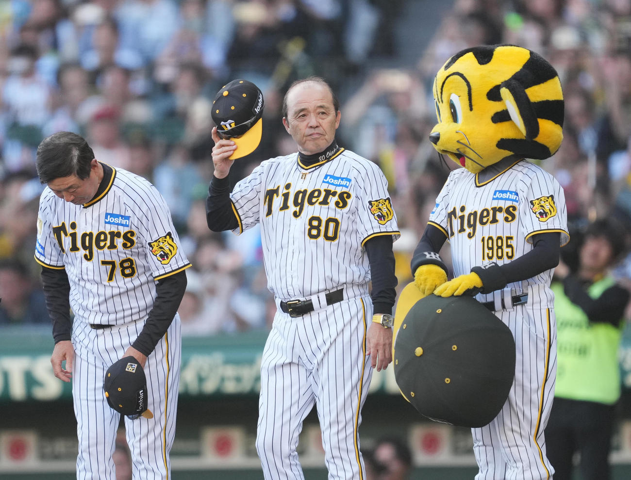 阪神対巨人　巨人に勝利し、ファンのあいさつする阪神岡田監督（中央）（撮影・菅敏）