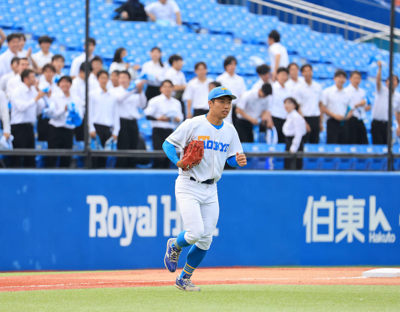 東大対立大　8回裏立大の攻撃前、応援席を背にブルペンからマウンドに向かう東大・松本慎（撮影・浅見桂子）