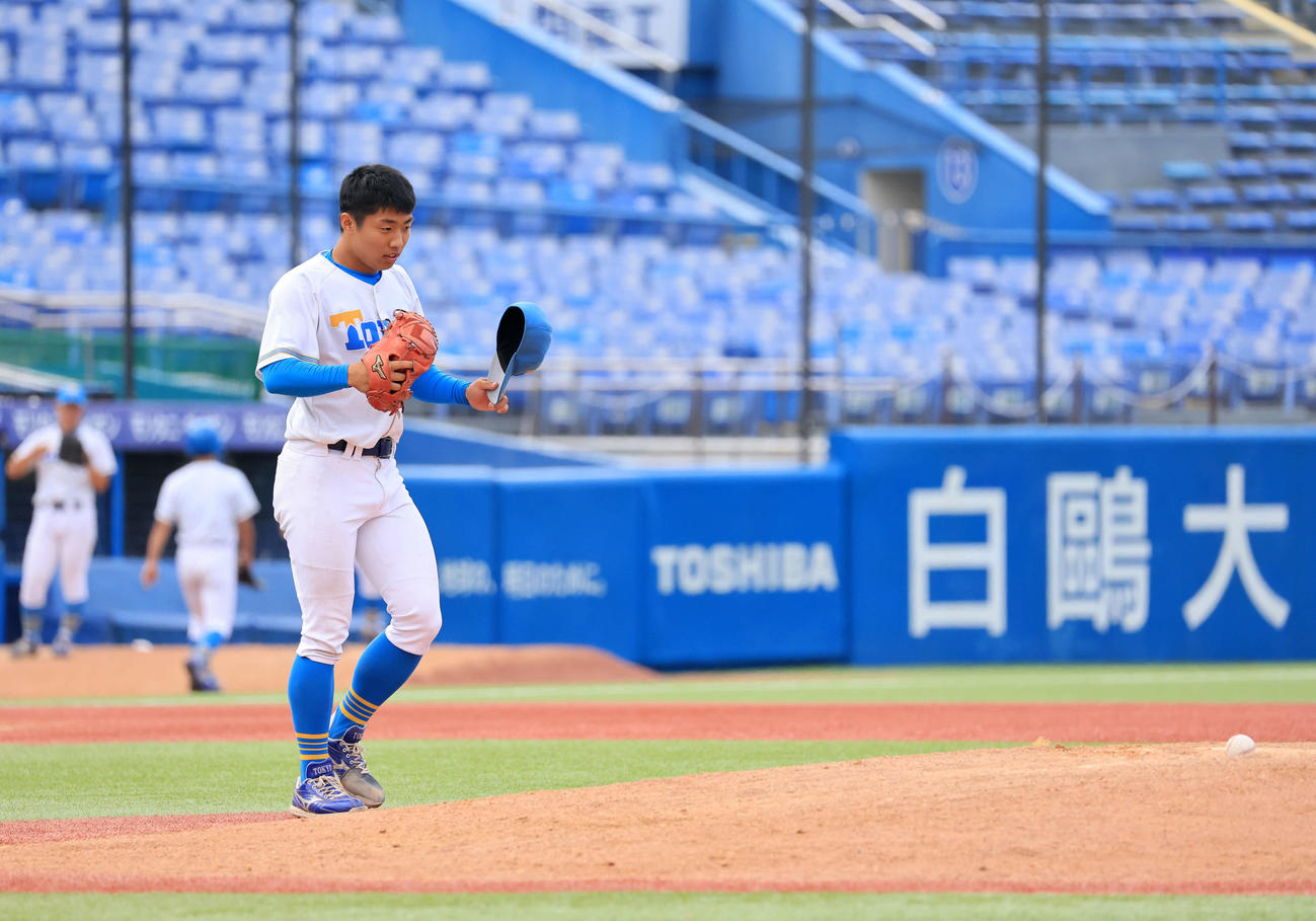 東大対立大　8回裏立大の攻撃で、マウンドに向かった東大・松本慎は脱帽してから上がる（撮影・浅見桂子）