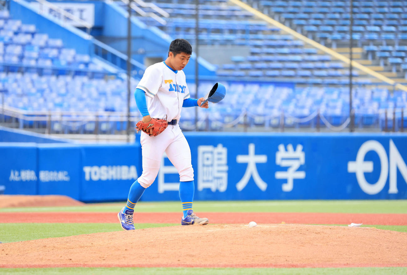 東大対立大　8回裏立大の攻撃で、登板となった東大・松本慎は脱帽してマウンドに上がる（撮影・浅見桂子）
