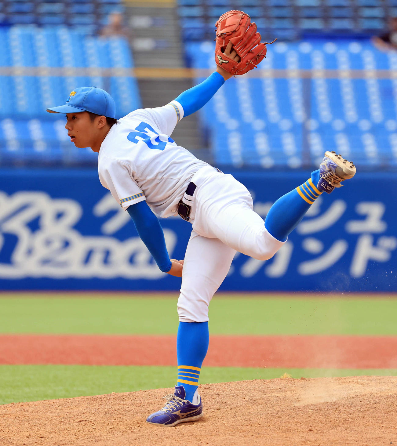 東大対立大　8回裏立大の攻撃で登板した松本慎（撮影・浅見桂子）