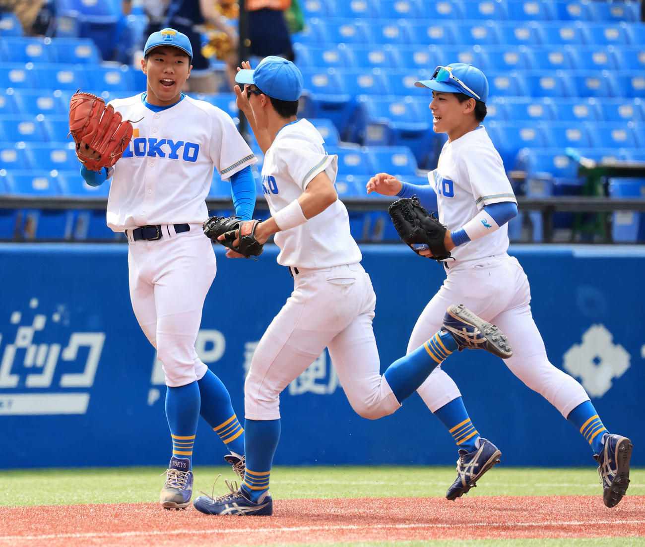 東大対立大　8回裏立大の攻撃をピシャリと抑えた松本慎（左）はナインと笑顔でハイタッチ（撮影・浅見桂子）