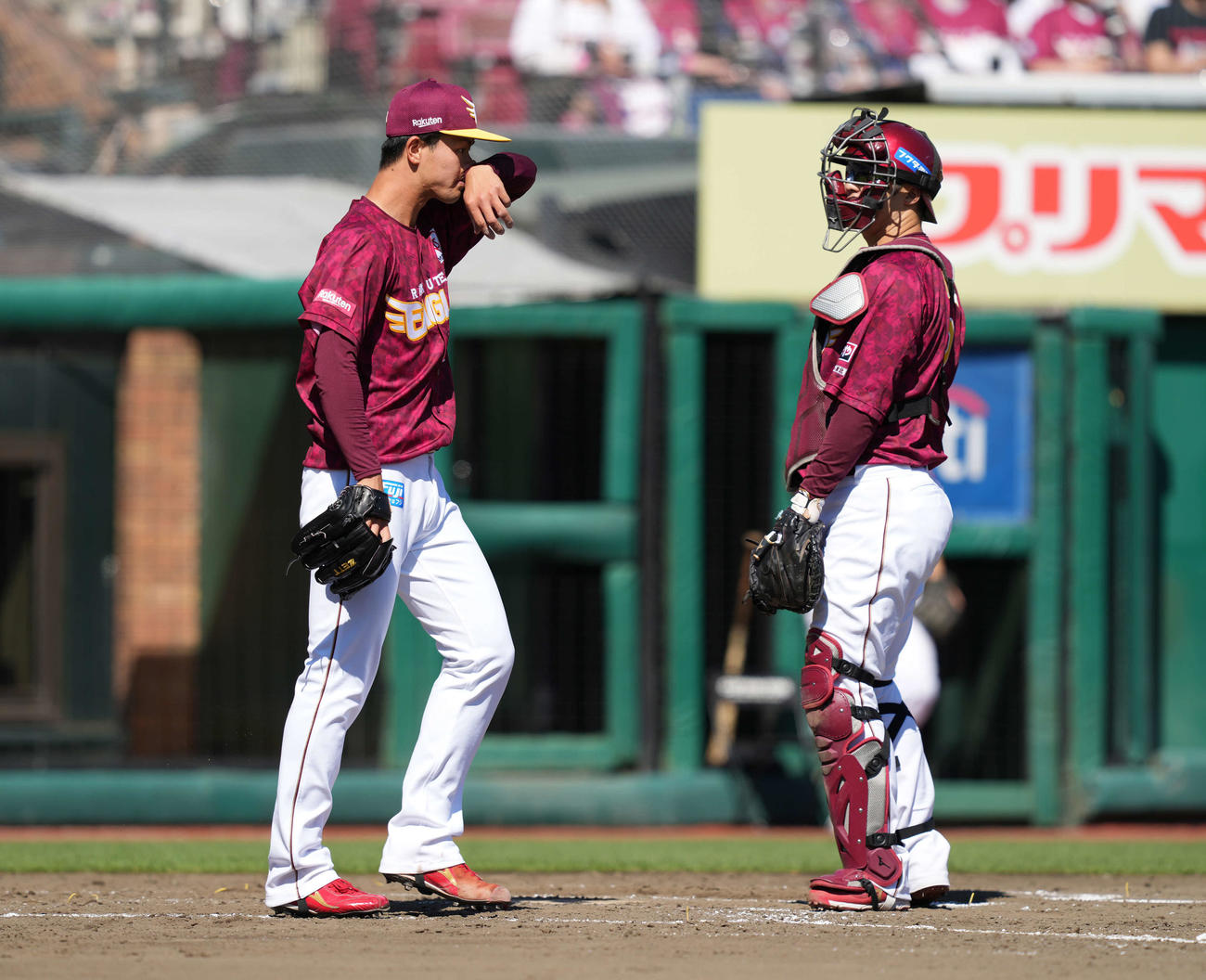 楽天対日本ハム　4回表日本ハム無死一、三塁、松本剛に適時打を浴びうなだれる古謝（左）（撮影・井上学）
