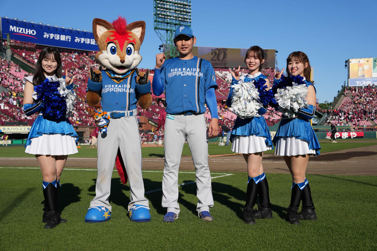 楽天対日本ハム　完封勝利を挙げた日本ハム加藤貴（中央）はファイターズ・ガール、マスコットのフレップ・ザ・フォックスとポーズを決める（撮影・井上学）