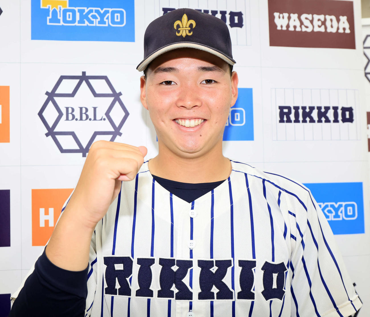 東大対立大　笑顔でガッツポーズする立大・小畠（撮影・浅見桂子）