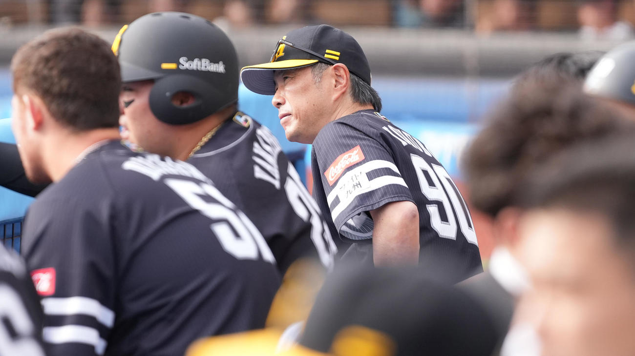ロッテ対ソフトバンク　ベンチで浮かない表情のソフトバンク小久保監督（撮影・鈴木みどり）