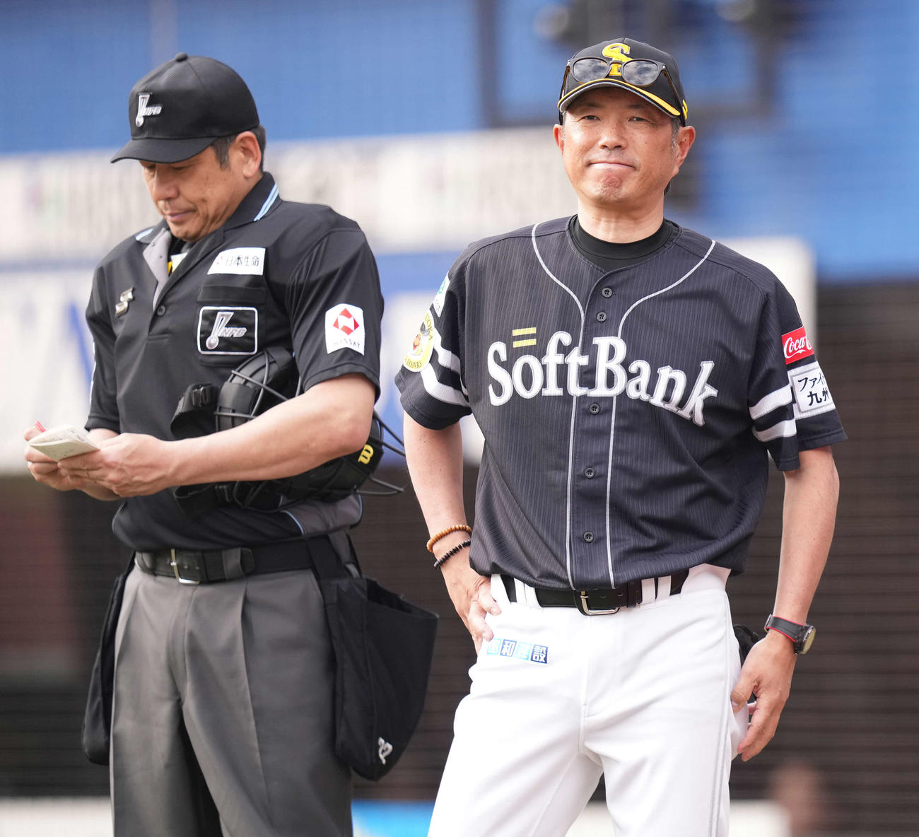 ロッテ対ソフトバンク　8回裏の選手交代を告げ、ベンチへ戻るソフトバンク小久保裕紀監督（右）（撮影・鈴木みどり）