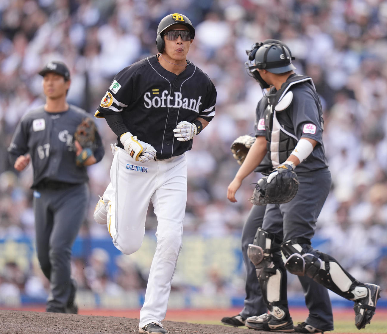 ロッテ対ソフトバンク　9回表ソフトバンク2死一塁、遊ゴロに倒れ、ベンチへ引き揚げる柳田（撮影・鈴木みどり）