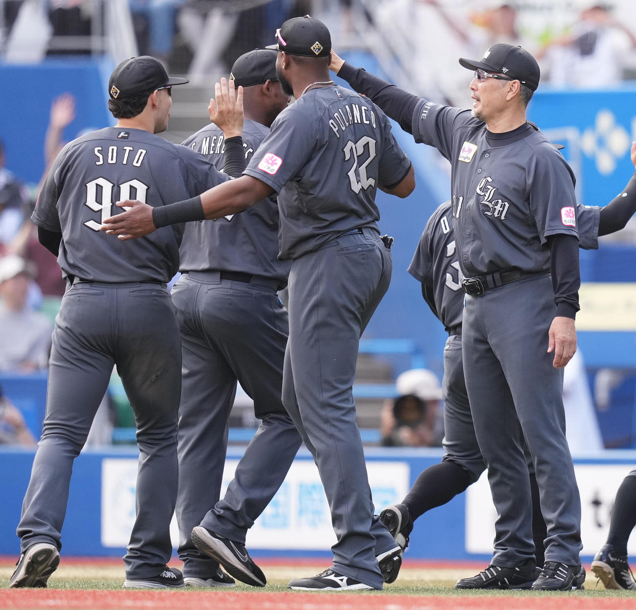 ロッテ対ソフトバンク　ソフトバンクに勝利し、メルセデス（左から2人目）の頭をなでるロッテ吉井監督（右）（撮影・鈴木みどり）