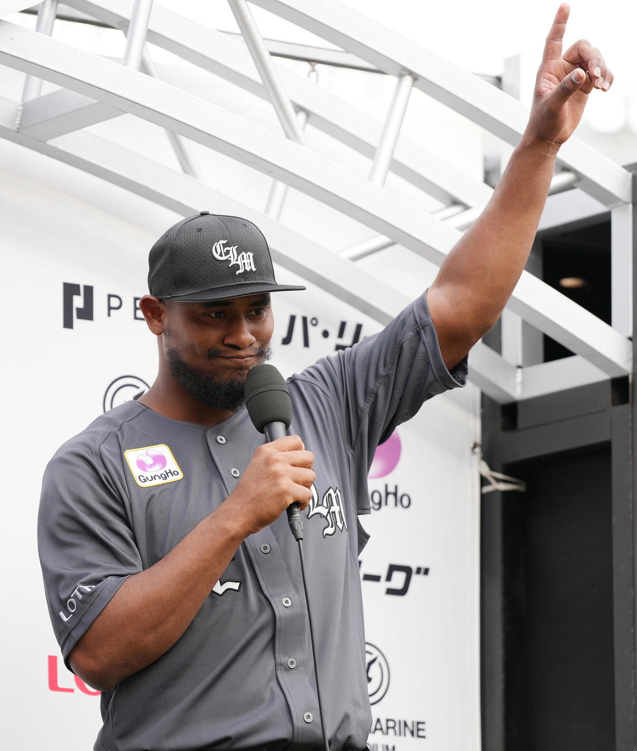 ロッテ対ソフトバンク　ソフトバンクに勝利し、ヒーローインタビューに答えるロッテのメルセデス（撮影・鈴木みどり）