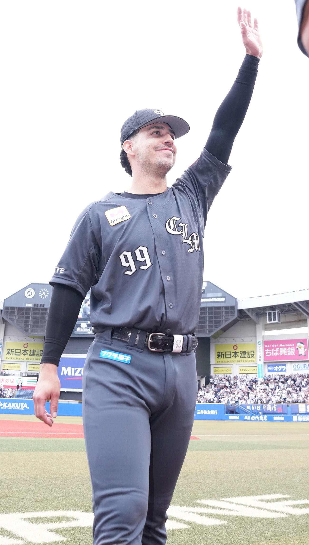 ロッテ対ソフトバンク　ソフトバンクに勝利し、ファンの声援に応えるロッテ・ソト（撮影・鈴木みどり）