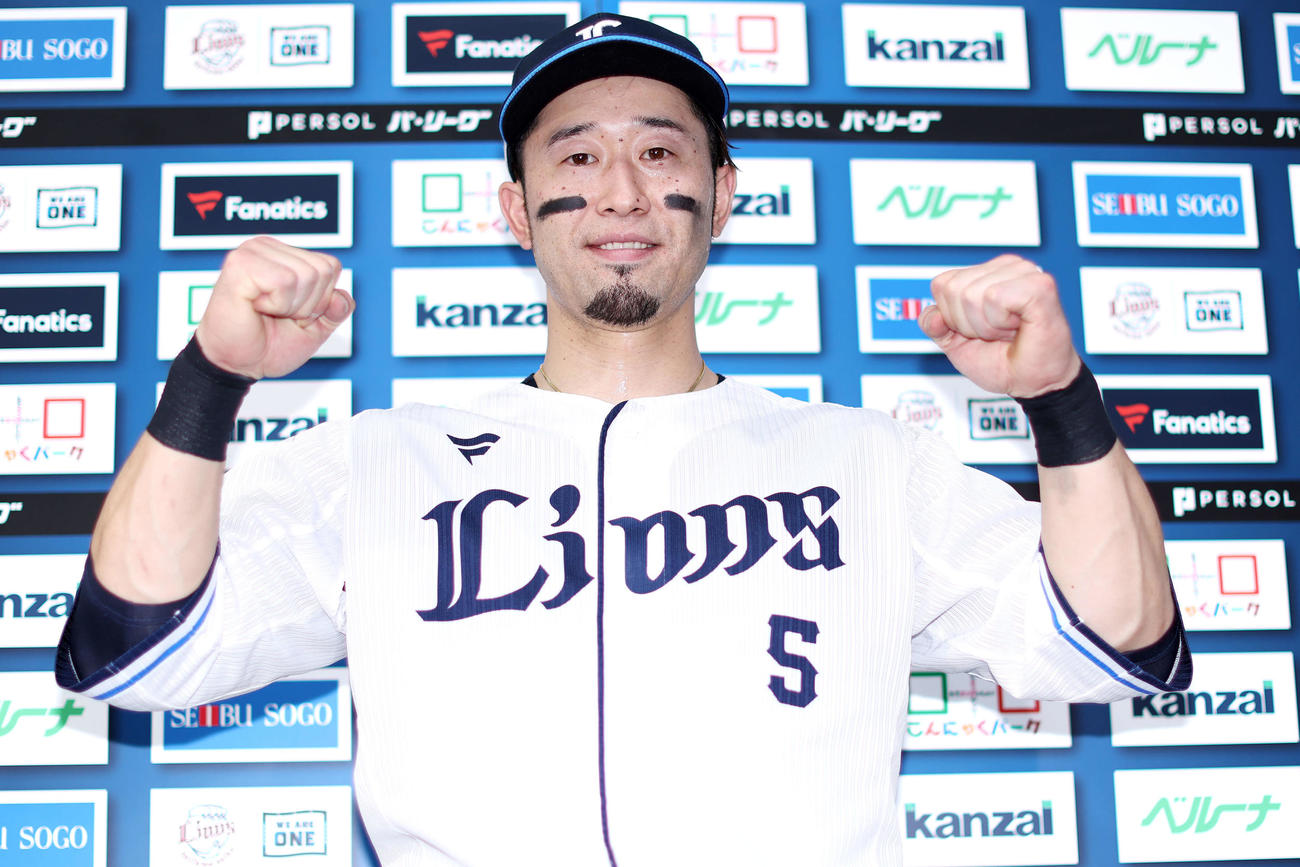 西武対オリックス　オリックスに勝利し、お立ち台で写真に納まる西武外崎（撮影・河田真司）