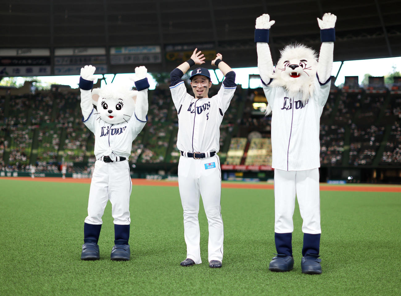 西武対オリックス　オリックスに勝利し、観客席にあいさつする西武外崎（撮影・河田真司）