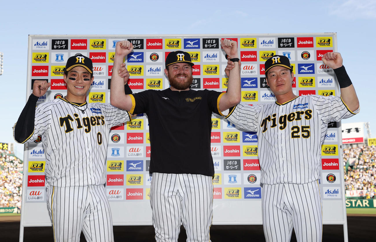 阪神対巨人　ヒーローインタビューを終え笑顔でガッツポーズする、左から阪神木浪、ビーズリー、渡辺（撮影・前田充）
