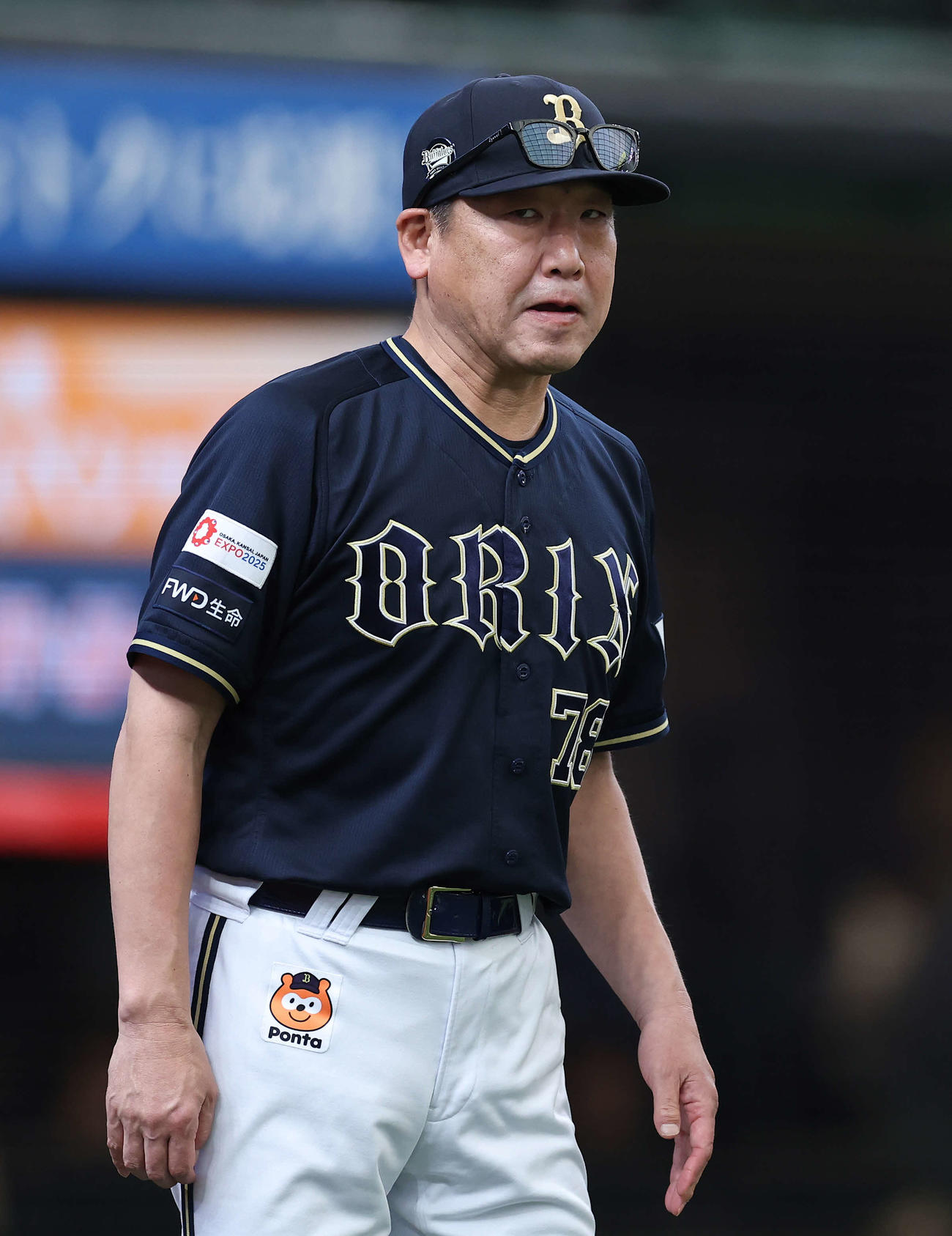 西武対オリックス　8回表を終え、選手交代を告げる中嶋監督（撮影・河田真司）