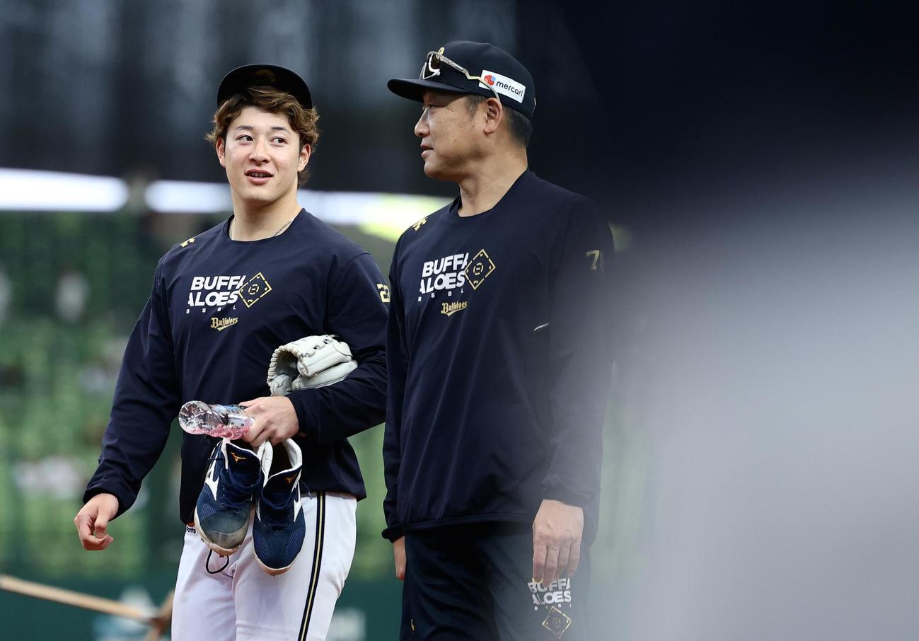西武対オリックス　試合前、言葉を交わすオリックス吉田（左）と中嶋監督（撮影・河田真司）