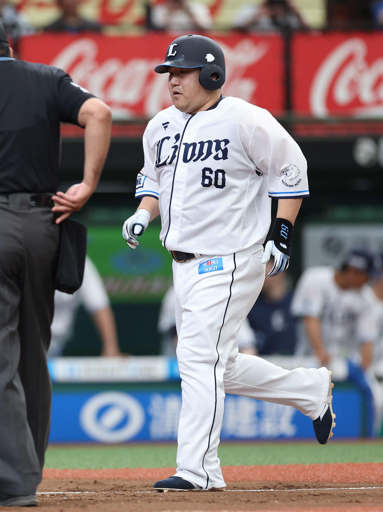 西武対オリックス　2回裏西武無死、左越え先制ソロ本塁打を放ち生還する中村剛（撮影・河田真司）