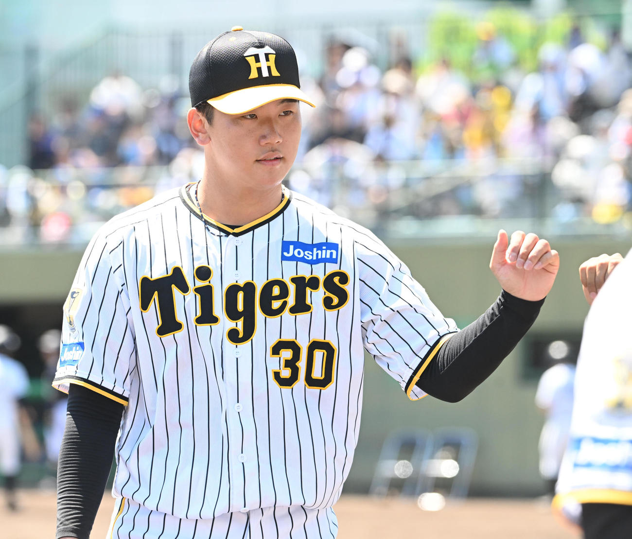 2軍阪神対オリックス　5回まで無失点としさっそうとベンチに戻る阪神門別（撮影・和賀正仁）