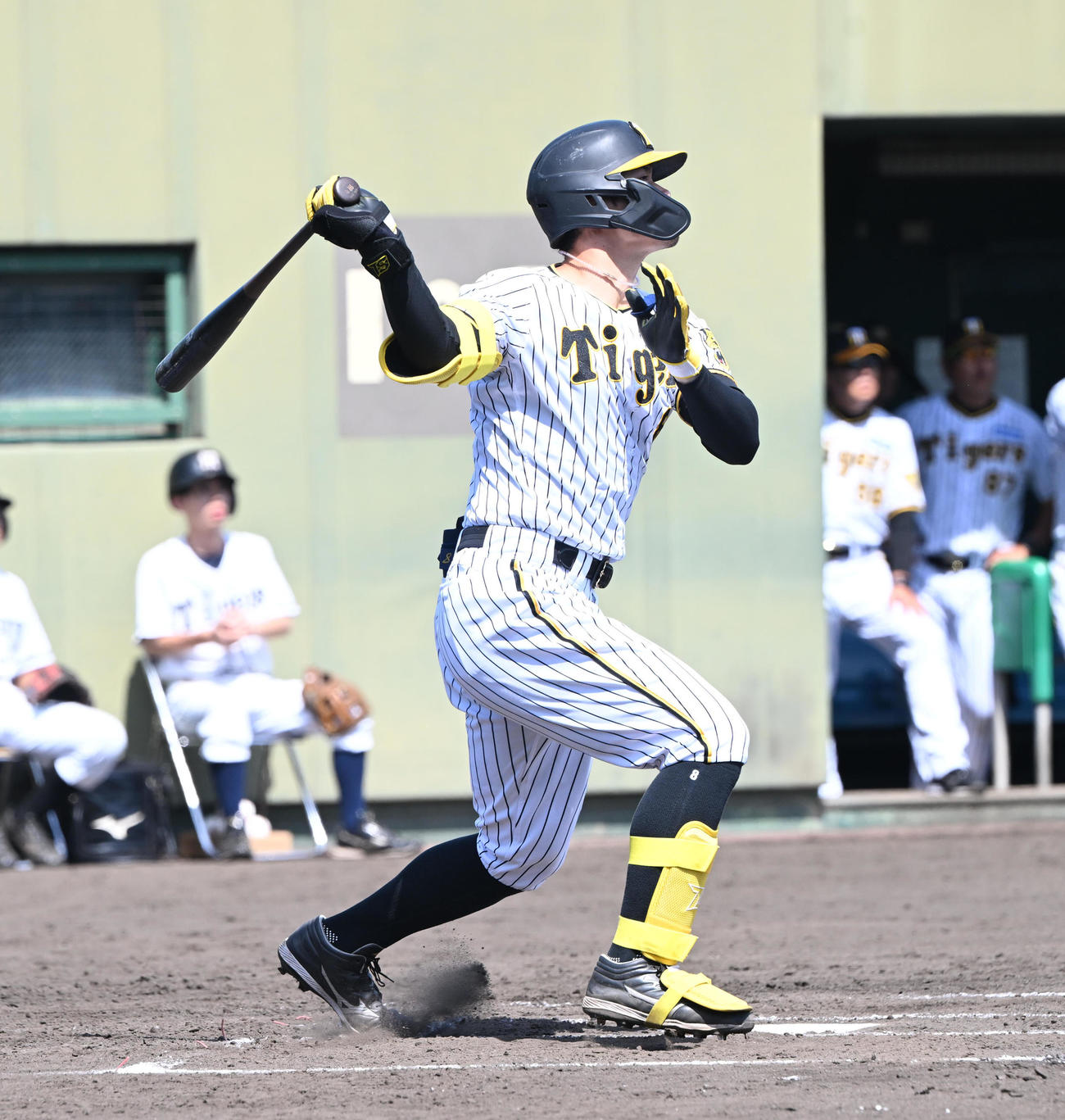 2軍阪神対オリックス　6回裏阪神無死、中越え二塁打を放つ佐藤（撮影・和賀正仁）