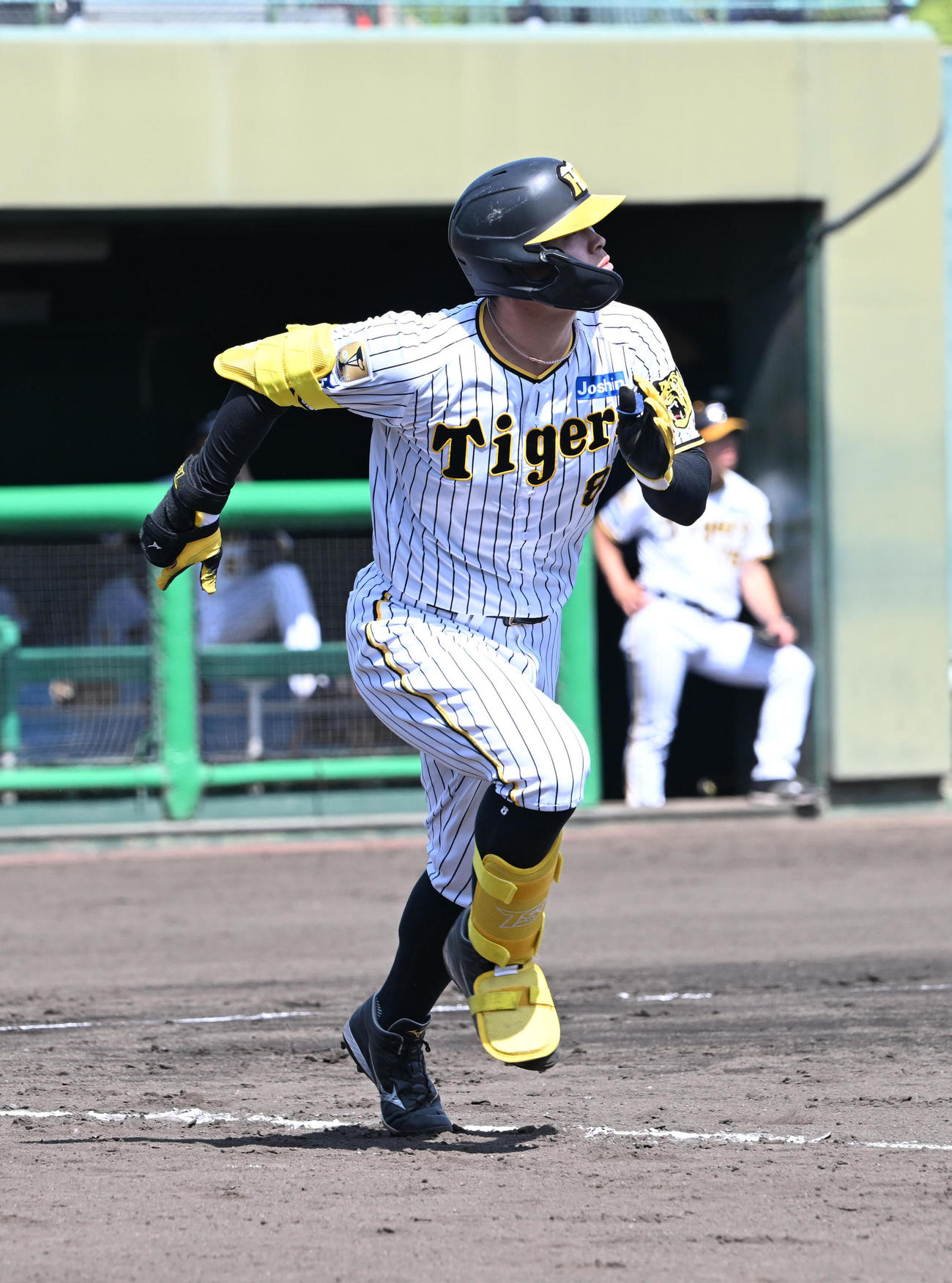 2軍阪神対オリックス　6回裏阪神無死、中越え二塁打を放つ佐藤（撮影・和賀正仁）