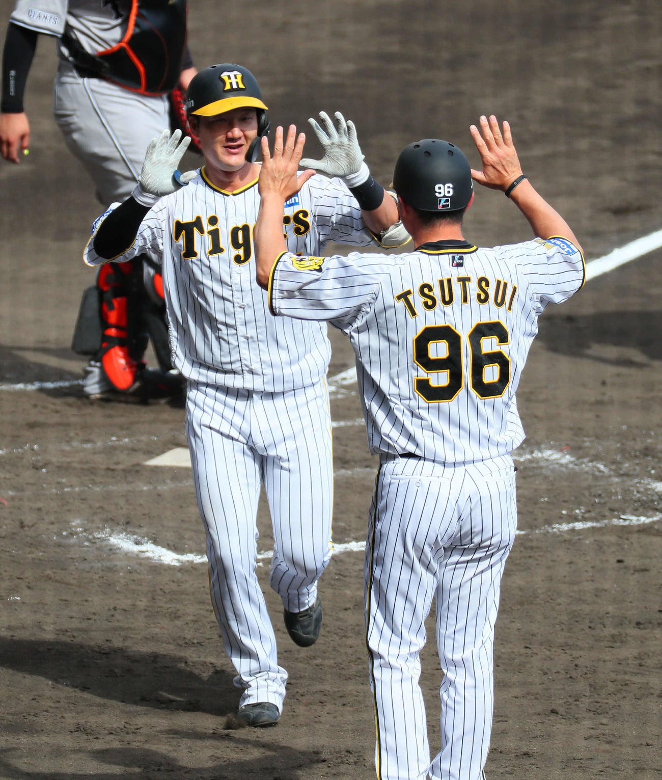 阪神対巨人　3回裏阪神無死、渡辺は左越え本塁打放ち生還する（撮影・宮崎幸一）