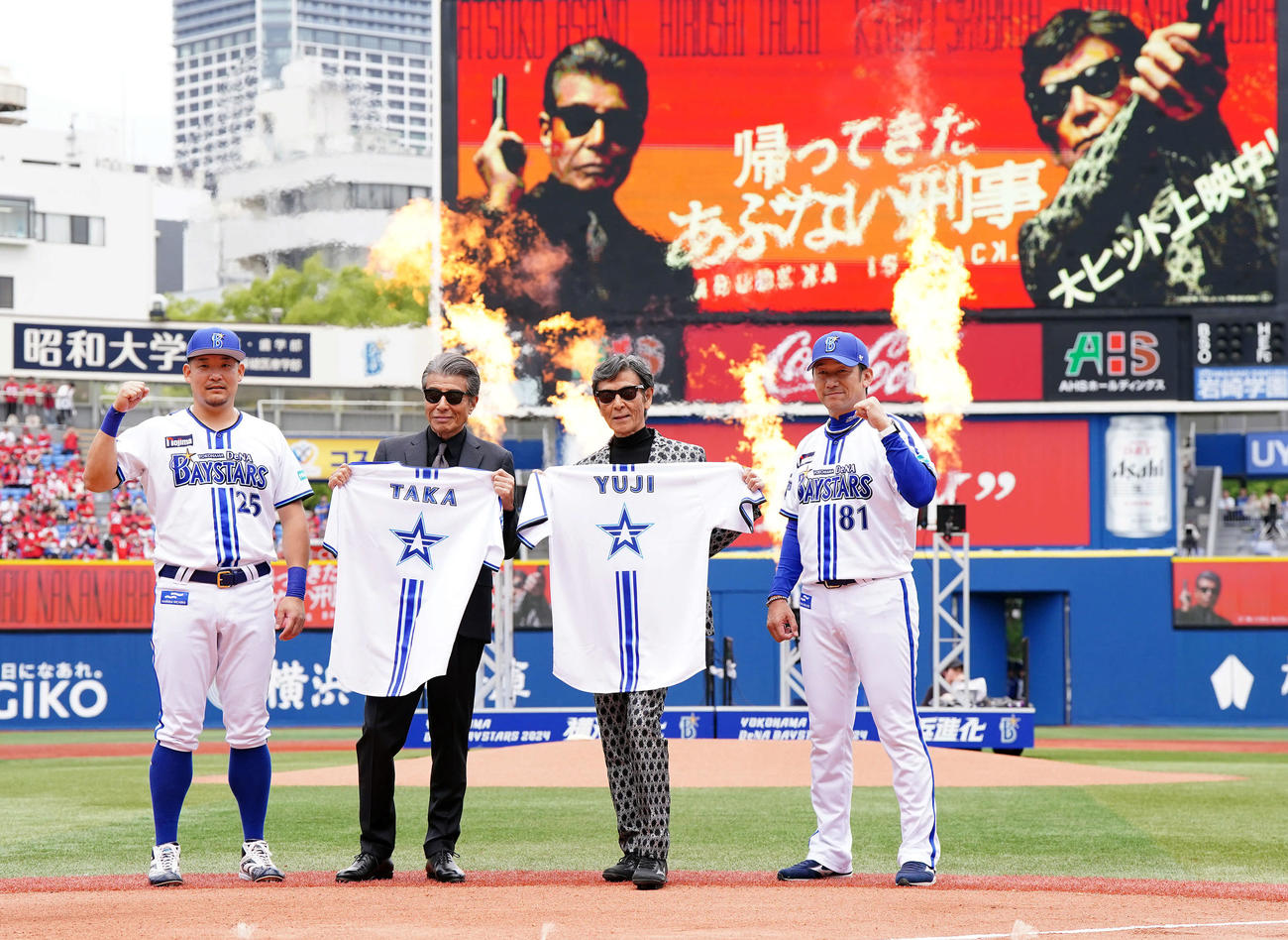 記念撮影に納まる、左からDeNA筒香、舘ひろし、柴田恭兵、三浦監督（撮影・たえ見朱実）