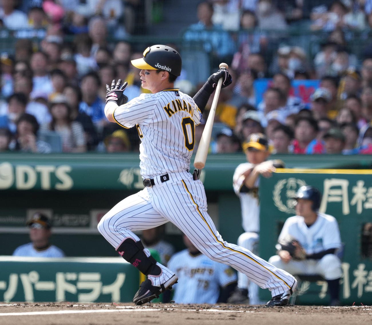 阪神対巨人　2回裏阪神1死一塁、先制の右適時二塁打を放つ木浪（撮影・菅敏）