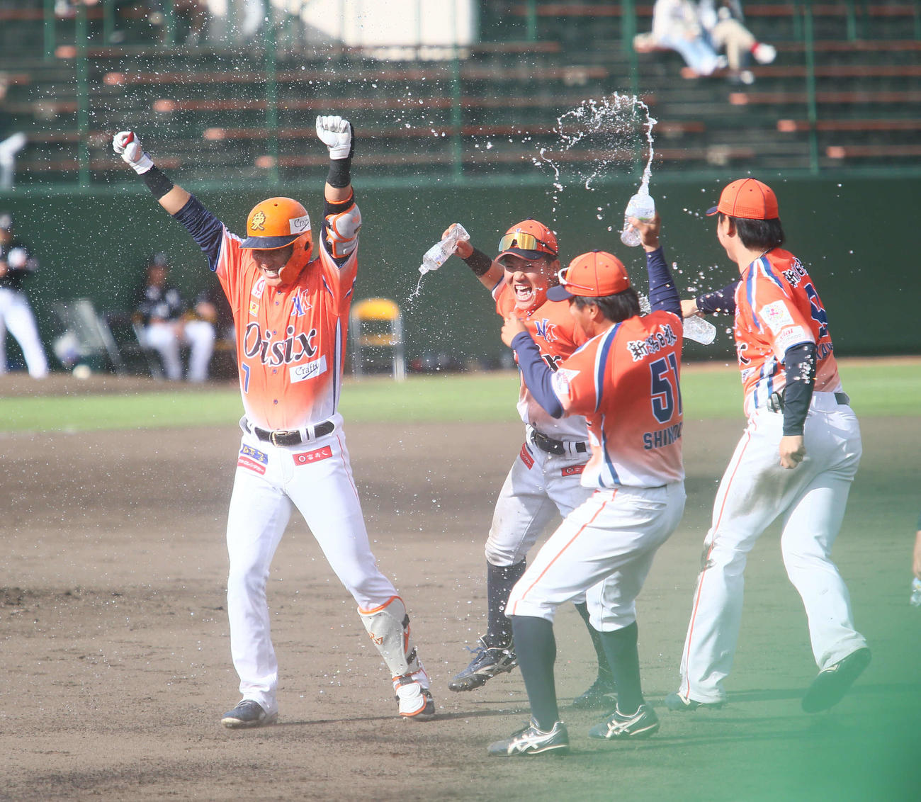 オイシックス対ロッテ　サヨナラ打を決めた小池外野手（左）はナインに祝福の水をかけられながらバンザイ