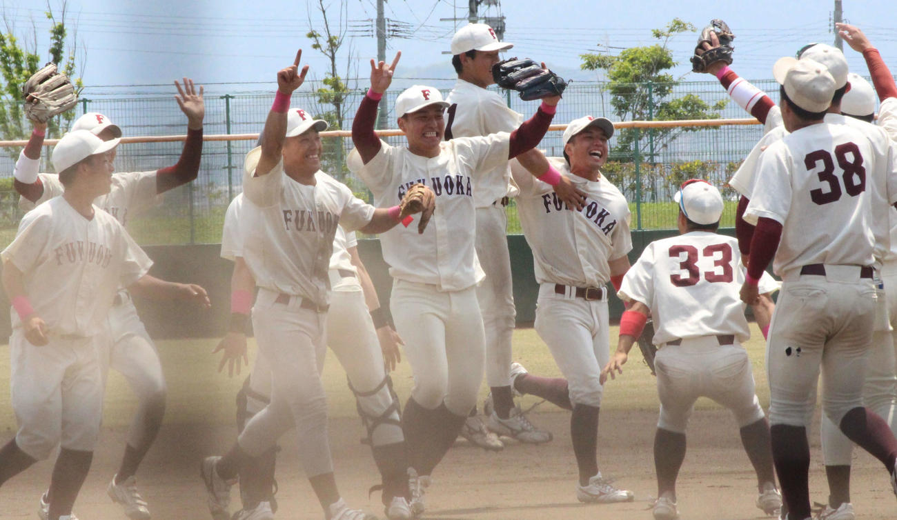 北九大対福岡大　優勝にわく福岡大ナイン（撮影・菊川光一）