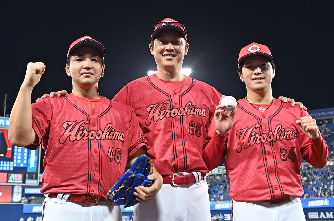 DeNA対広島　プロ初セーブを挙げた河野（左）とプロ初勝利を挙げた黒原と記念撮影に納まる新井監督（中央）（撮影・たえ見朱実）