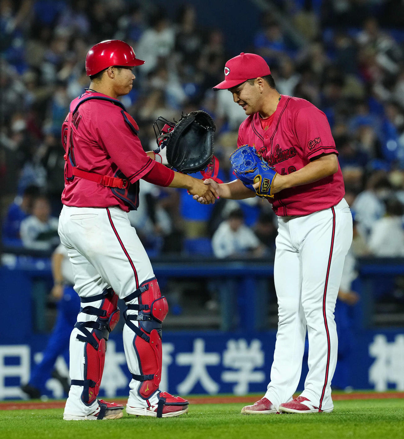 DeNA対広島　プロ初セーブを挙げた広島河野（右）は、試合終了後捕手坂倉とがっちり握手を交わす（撮影・たえ見朱実）