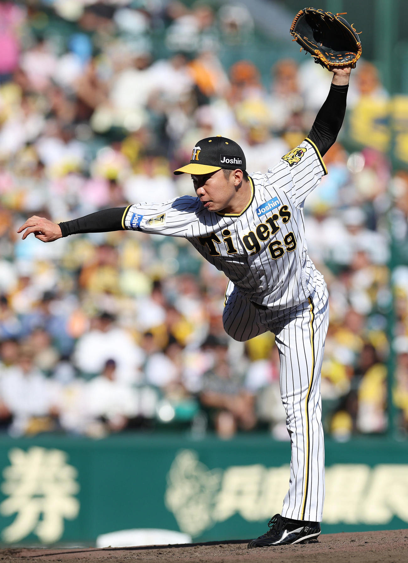 阪神対巨人　力投する阪神2番手の石井（撮影・前田充）