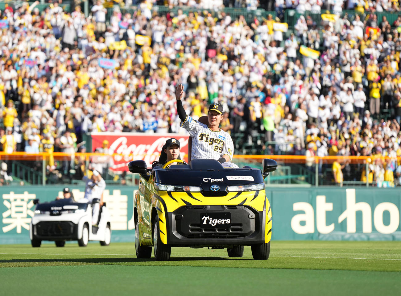 阪神対巨人　巨人に勝利し、リリーフカーで場内を一周する阪神渡辺（撮影・菅敏）