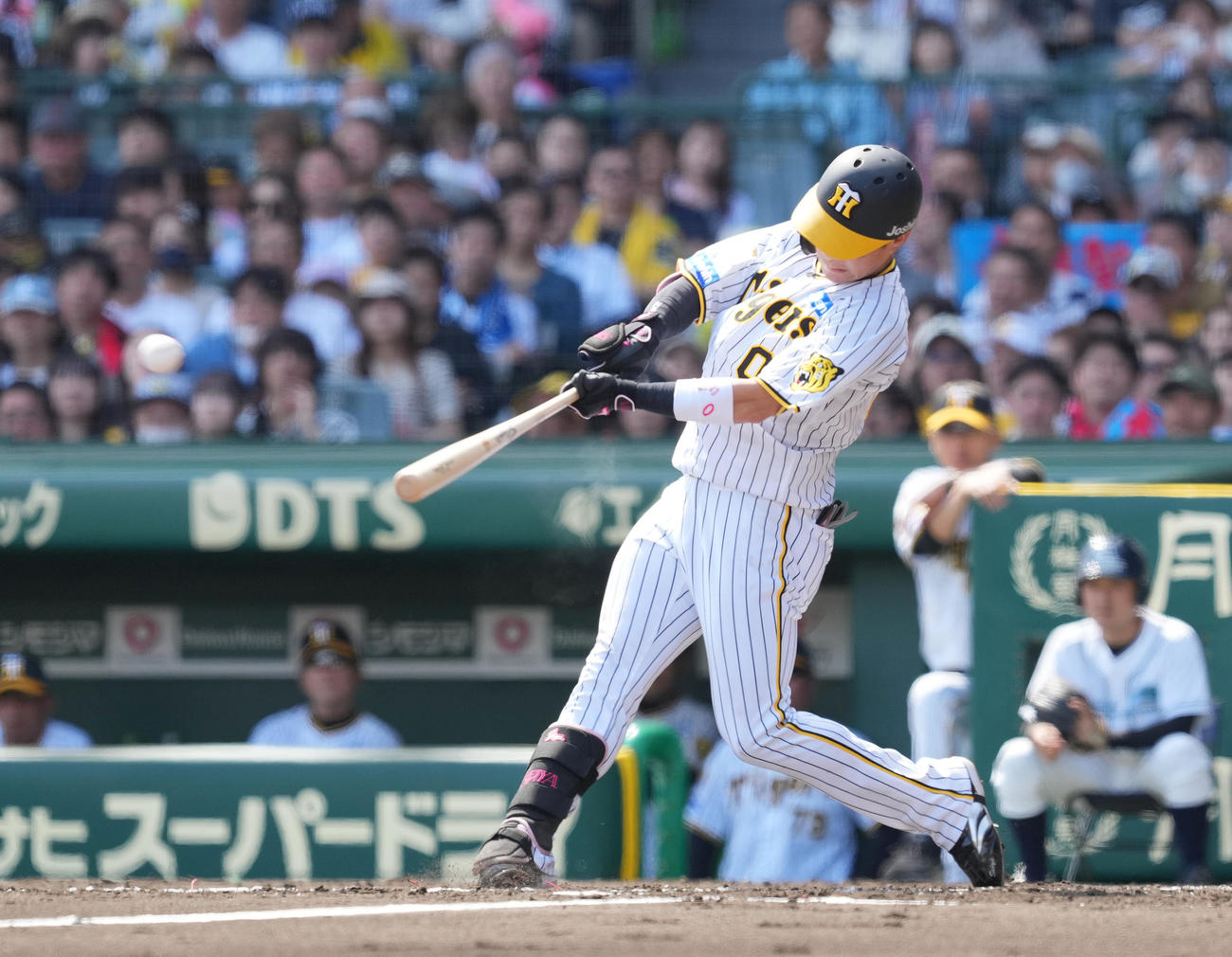 阪神対巨人　2回裏阪神1死一塁、先制の右適時二塁打を放つ木浪（撮影・菅敏）
