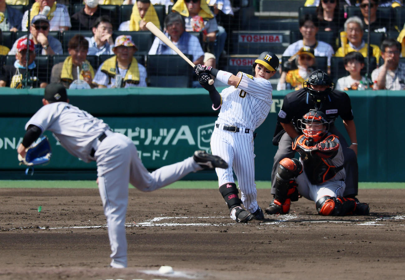 阪神対巨人　2回裏阪神1死二塁、木浪は右翼線へ適時二塁打を放つ。投手は赤星（撮影・加藤哉）