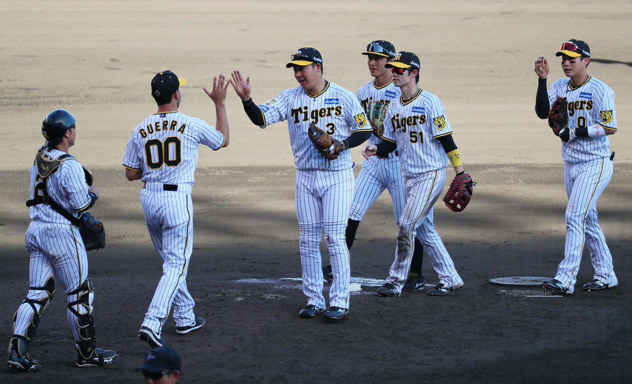 阪神対巨人　最後を締めてハイタッチする、左から梅野、ゲラ、大山、熊谷、中野、木浪（撮影・宮崎幸一）