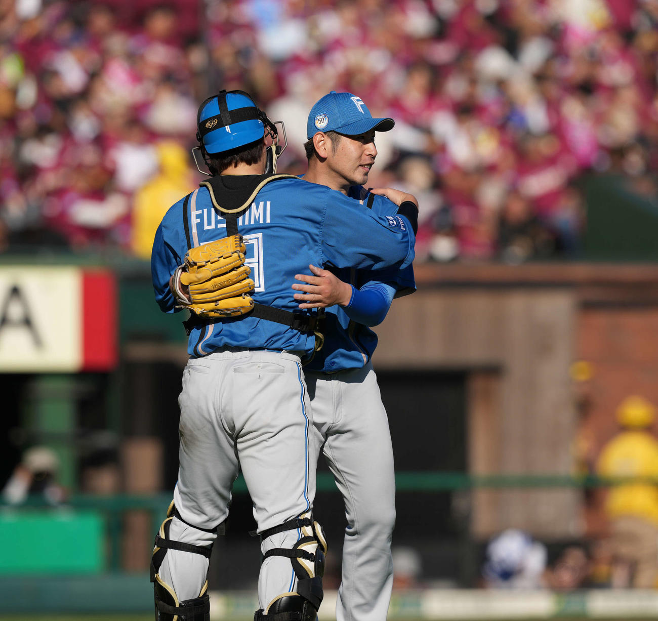 楽天対日本ハム　完封勝利を挙げ伏見（左）と抱き合う加藤貴（撮影・井上学）
